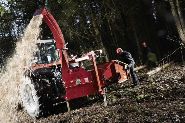 TP 230 PTO är en traktordriven flistugg för träd upp till 230mm i diameter.