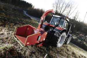 TP 250 PTO är en traktordriven flistugg för träd upp till 250mm i diameter.