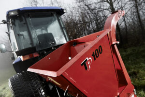 TP 100 PTO är en traktordriven flistugg för träd upp till 100mm i diameter.