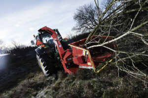 TP 200 PTO är en traktordriven flistugg för träd upp till 200mm i diameter.